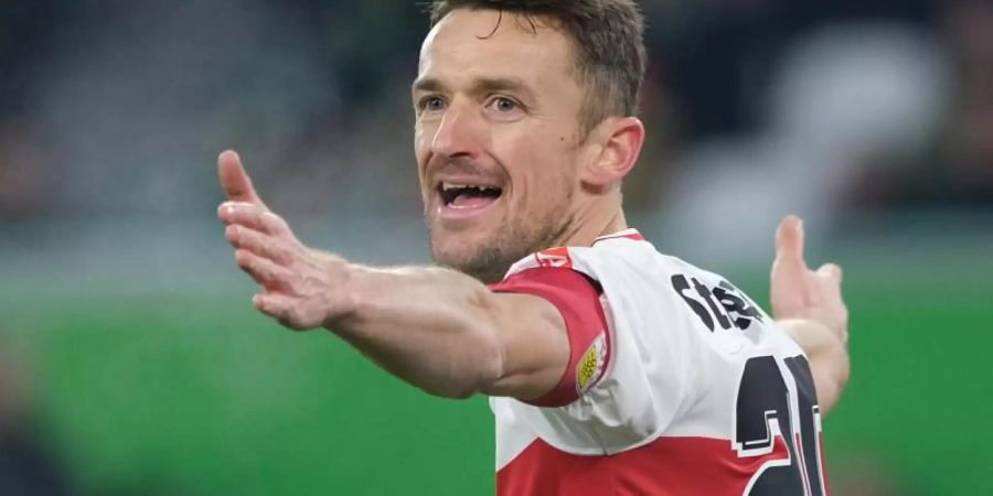 Stuttgarts Christian Gentner hat sich im Spiel gegen Frankfurt verletzt. Foto: Peter Steffen