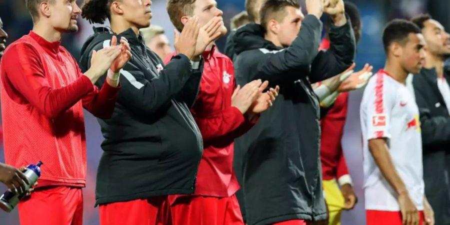 Die Leipziger Spieler lassen sich nach dem Spiel von ihren Fans feiern. Foto: Jan Woitas