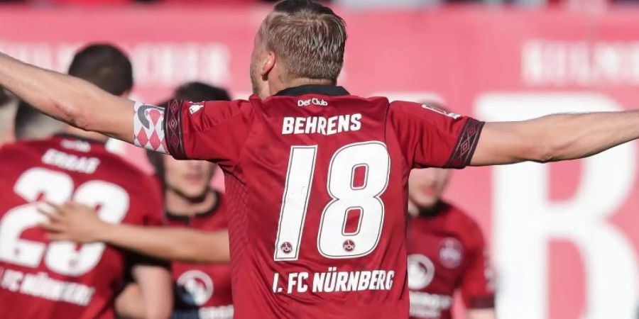 Der Nürnberger Hanno Behrens jubelt über den Treffer seiner Mannschaft zum 1:0 gegen den FC Augsburg. Foto: Daniel Karmann/dpa