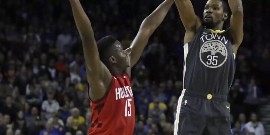 Clint Capela (im roten Dress der Houston Rockets) stellt sich Golden States Kevin Durant in den Weg