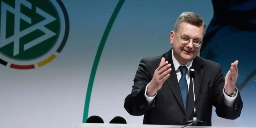 DFB-Präsident Reinhard Grindel fürchtet angesichts des veränderten Immobilienmarktes um die Fussballplätze in Deutschland. Foto: Ina Fassbender