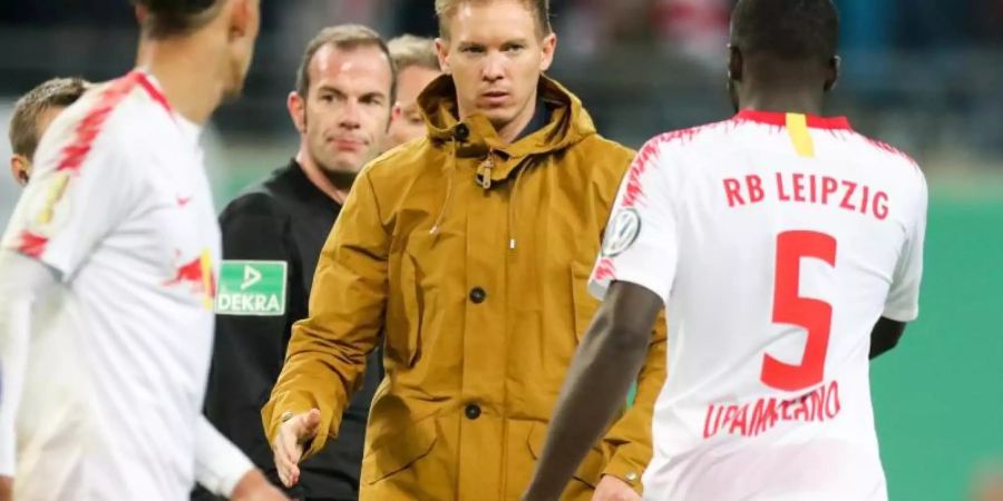 Hoffenheims Trainer Julian Nagelsmann (M) trifft in Leipzig auf seine künftigen RB-Spieler. Foto: Jan Woitas