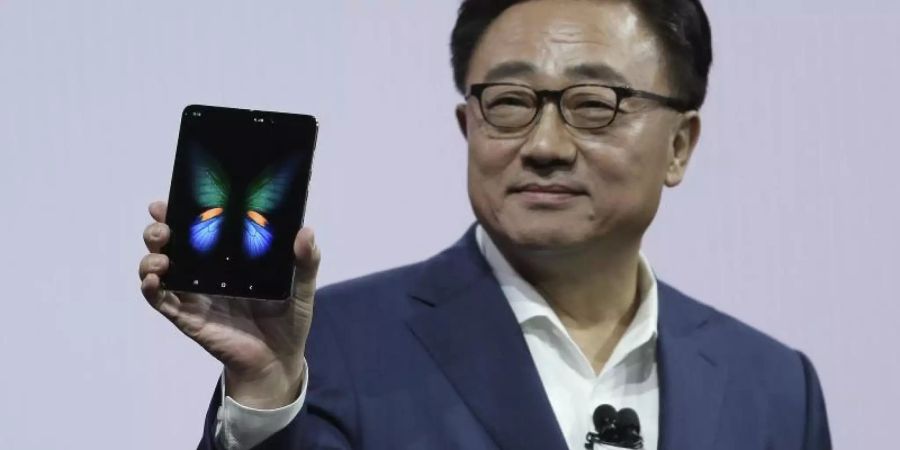 Dong-Jin Koh, Chef von Samsungs Mobilfunksparte, präsentiert in San Francisco das neue Klapp-Smartphone Galaxy Fold. Foto: Eric Risberg/AP