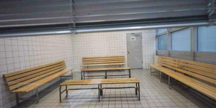 Blick durch ein Fenster in den Aufenthaltsraum für rückzuführende Asylbewerber auf dem Frankfurter Flughafen. Foto: Andreas Arnold