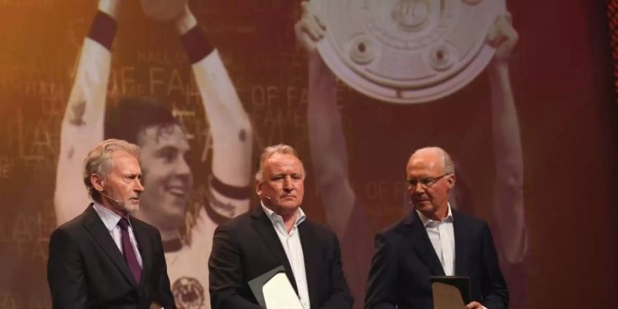 Auch Paul Breitner, Andreas Brehme und Franz Beckenbauer (l-r) in die Gründungself der Hall of Fame gewählt. Foto: Ina Fassbender/dpa