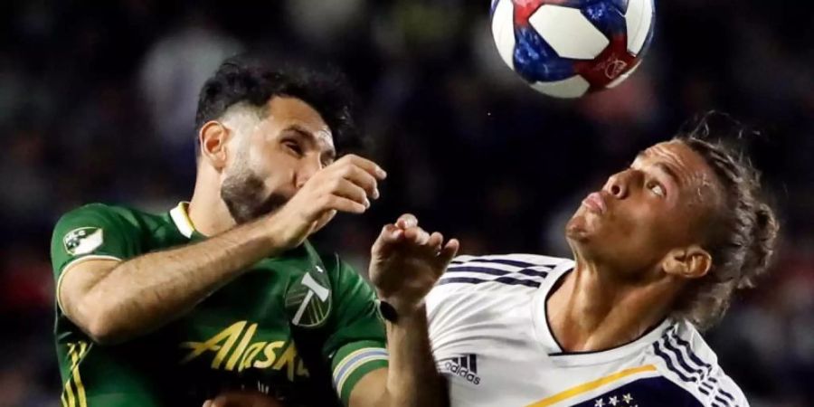 Rolf Feltscher (r) in Aktion: Der Venezolaner steht in der MLS bei LA Galaxy unter Vertrag. Foto: Marcio Jose Sanchez/AP/dpa