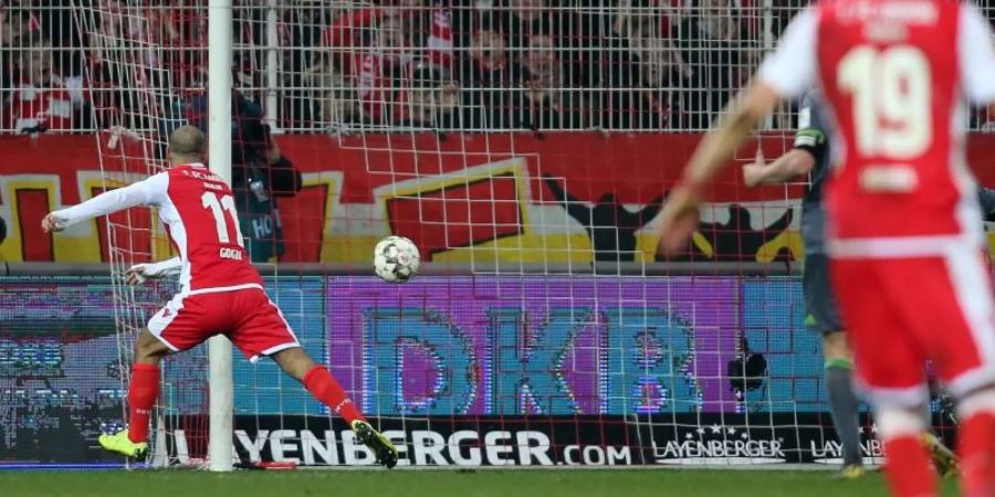 Berlins Akaki Gogia (l) trifft zum 2:0. Foto: Andreas Gora