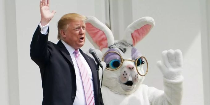 Trump mit dem Osterhasen