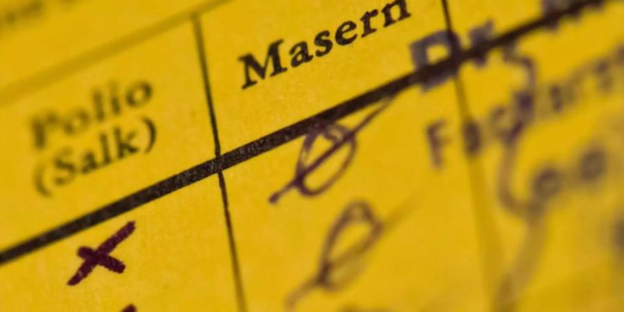 Ein Impfbuch mit markierten Feldern für Polio und Masern. Foto: Daniel Karmann/Archiv