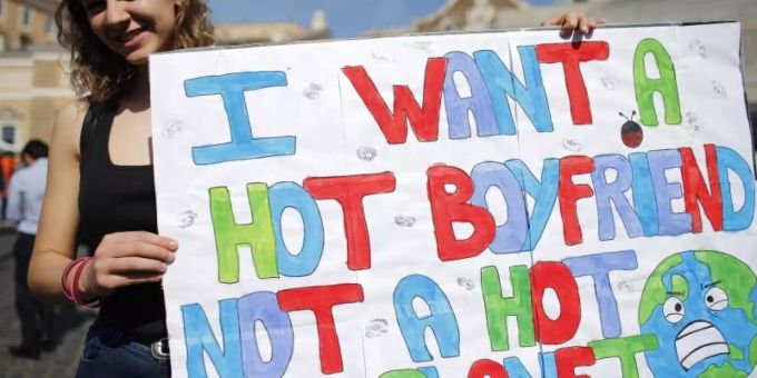 «Ich will einen heissen Freund, keinen heissen Planeten»: Eine Teilnehmerin der «Fridays for Future»-Demonstration in Rom zeigt, was ihr wichtig ist. Foto: Vincenzo Livieri/LaPresse via ZUMA Press greta thunberg klima