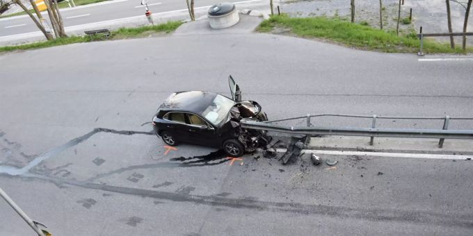 Grosser Sachschaden - Lenker nach Selbstunfall in Illanz GR verletzt