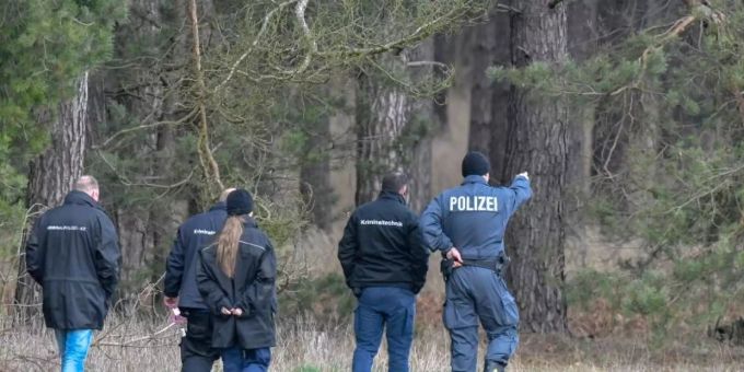 Polizisten und Kriminaltechniker suchen bei Storkow in Brandenburg nach Rebecca. Foto: Patrick Pleul