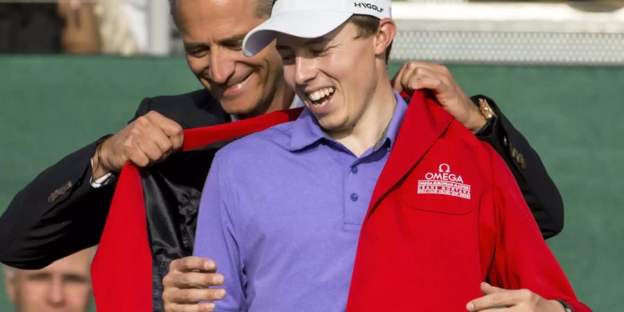 Matthew Fitzpatrick lässt sich in das Rote Jackett des Siegers am Omega European Masters einkleiden