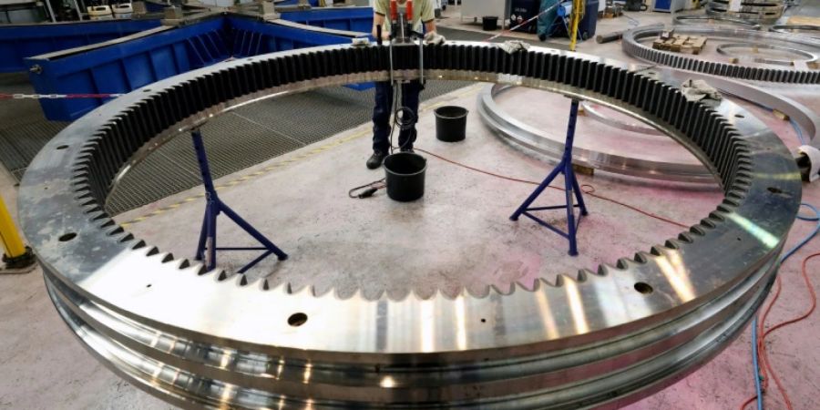 Mitarbeiter in einem Grosswälzlager-Hersteller