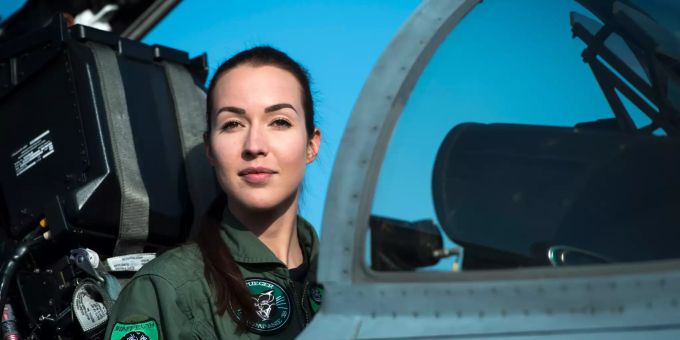 Fanny Chollet, die erste Kampfflugzeugpilotin der Schweizer Armee, sitzt im Cockpit eines F/A-18 Hornet-Jets. Fanny Chollet Schweizer Armee.