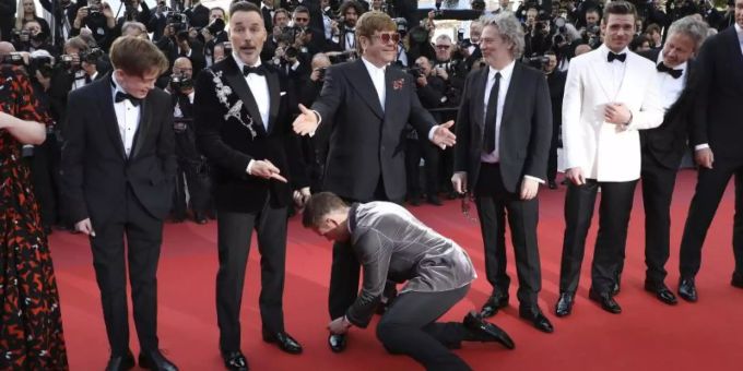 Fürsorglich: Taron Egerton bindet Elton John die Schnürsenkel. Foto: Vianney Le Caer/Invision/AP elton john