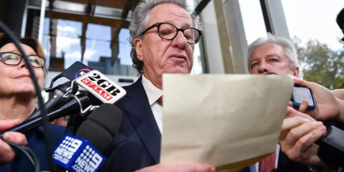 Der Schauspieler Geoffrey Rush (M) zusammen mit seiner Frau Jane Menelaus (l) nach dem Prozess vor dem Obersten Gerichtshof. Foto: Paul Braven/AAP Der Schauspieler Geoffrey Rush (M) zusammen mit seiner Frau Jane Menelaus (l) nach dem Prozess vor dem Obersten Gerichtshof. Foto: Paul Braven/AAP