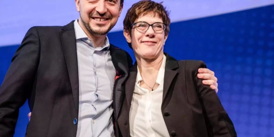 Schulterschluss: CDU-Chefin Annegret Kramp-Karrenbauer neben ihrem Generalsekretär Paul Ziemiak beim Deutschlandtag der Jungen Union. Foto: Michael Kappeler