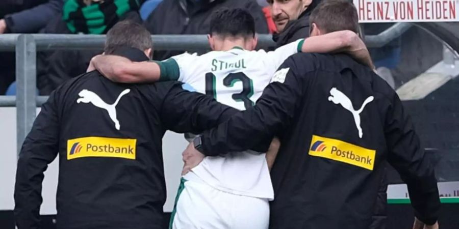 Gladbach-Kapitän Lars Stindl (M) wurde nach seiner Verletzung in Hannover operiert. Foto: Peter Steffen