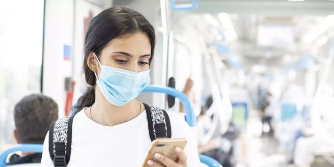 Fast nur noch im ÖV muss eine Maske gegen das Coronavirus getragen werden. Die Lockerung bekommen auch Unternehmen, die Masken produzieren, zu spüren. Coronavirus