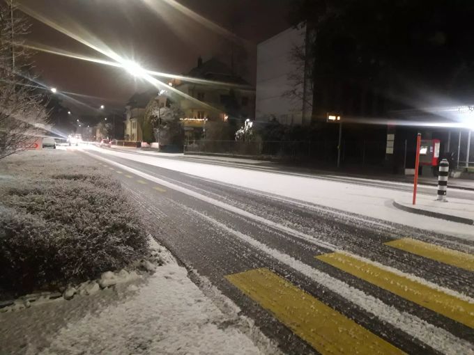 Auf den Schweizer Strassen ist es am Mittwochmorgen rutschig. Wie hier in Köniz bei Bern. Strassen Glätte