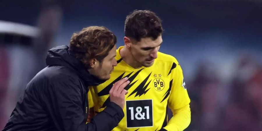 BVB-Trainer Edin Terzic (l) im Gespräch mit Thomas Meunier. Foto: Jan Woitas/dpa