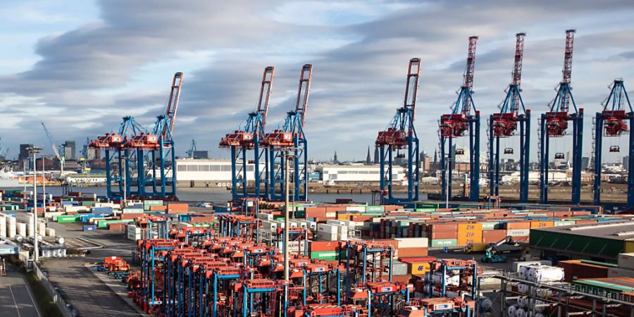 In Deutschland hat die Corona-Krise im vergangenen Jahr tiefe Löcher in die Exportbilanz gerissen. Die Exporte brachen um beinahe 10 Prozent ein.(Archivbild)