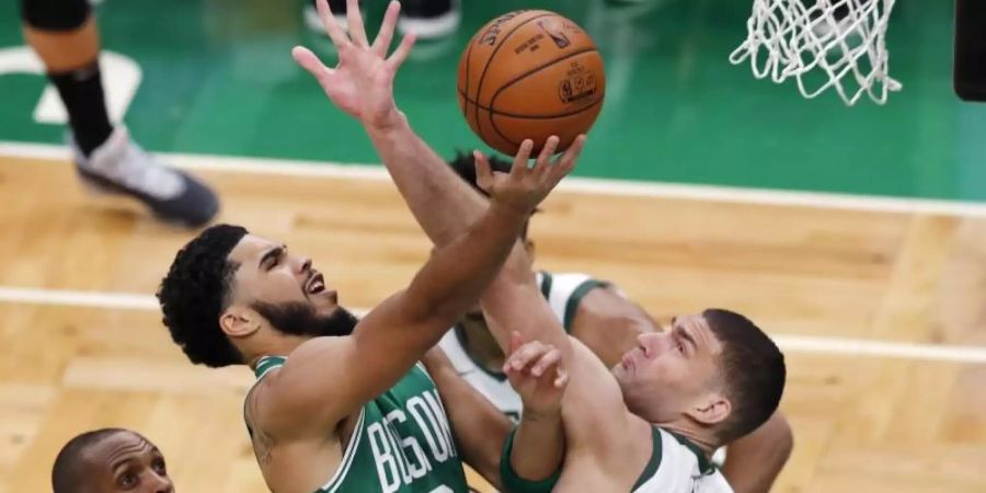 Jayson Tatum (0) blieb mit Boston Celtics gegen die Milwaukee Bucks letztlich obenauf. Foto: Michael Dwyer/AP/dpa