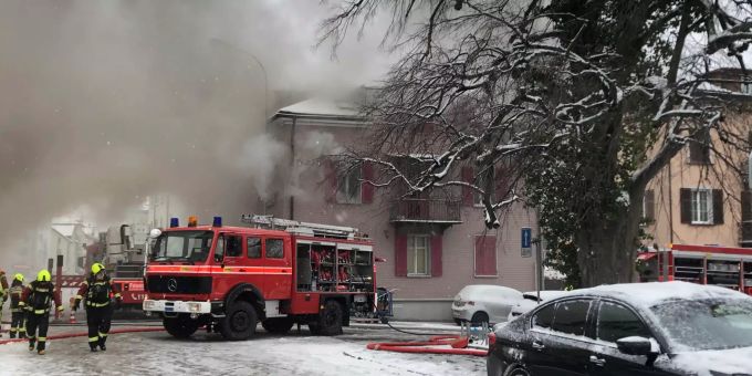 In Rorschach SG kam es am Donnerstagmorgen zu einem Brand in einem Mehrfamilienhaus. rorschach