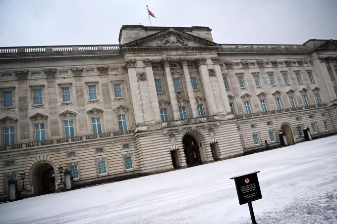 Der eingeschneite Buckingham Palace in London. schnee