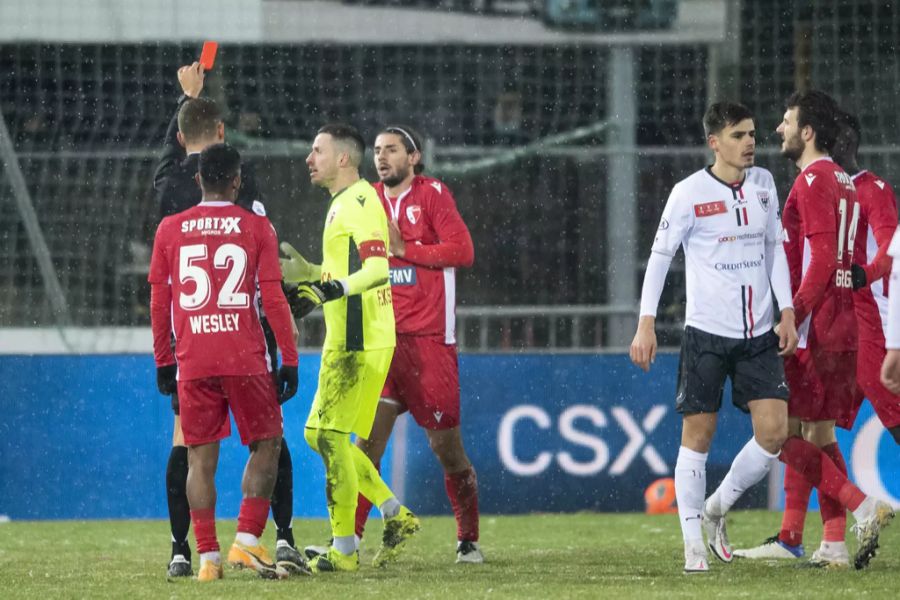 Jan Bamert vom FC Sion muss nach einer Notbremse vorzeitig unter die Dusche.