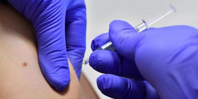 Erste klinische Daten legen nahe, dass die mRNA-Vakzine wirksam und allgemein gut verträglich sind. Die Nebenwirkungen, von denen Probanden bisher berichteten, waren Müdigkeit, Kopf- und Gelenkschmerzen sowie Rötungen an der Einstichstelle auf. Foto: Martin Schutt/ZB/dpa/Illustration Erste klinische Daten legen nahe, dass die mRNA-Vakzine wirksam und allgemein gut verträglich sind. Die Nebenwirkungen, von denen Probanden bisher berichteten, waren Müdigkeit, Kopf- und Gelenkschmerzen sowie Rötungen an der Einstichstelle auf. Foto: Martin Schutt/ZB/dpa/Illustration
