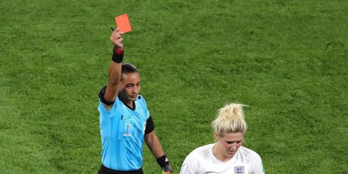 Schiedsrichterin Edina Alves Batista zeigt Millie Bright (r, England) während des WM-Spiels zwischen England und USA die Rote Karte. Foto: Richard Sellers/PA Wire/dpa Schiedsrichterin Edina Alves Batista zeigt Millie Bright (r, England) während des WM-Spiels zwischen England und USA die Rote Karte. Foto: Richard Sellers/PA Wire/dpa