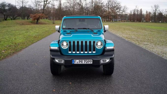 Die Front ist seit 1942 bekannt und beliebt, Jeep hat sie behutsam in die Moderne übergeleitet Jeep Wrangler Unlimited Sahara