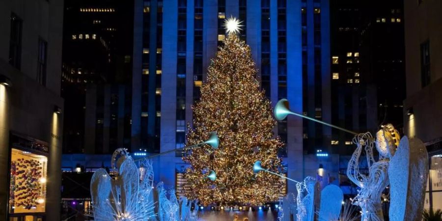 Der wohl bekannteste Weihnachtsbaum der Welt steht vor dem New Yorker Rockefeller Center. Foto: Craig Ruttle/AP/dpa