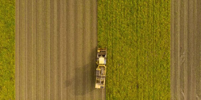 Ein landwirtschaftliches Fahrzeug fährt über ein Feld. Landwirtschaft