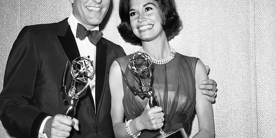 ARCHIV - Nicht nur in der Schornsteinfeger-Rolle erfolgreich: US-Schauspieler Richard Wayne «Dick» Van Dyke freut sich zusammen mit  Kollegin Mary Tyler Moor über ihre Emmys für die «The Dick Van Dyke Show». Foto: --/AP/dpa