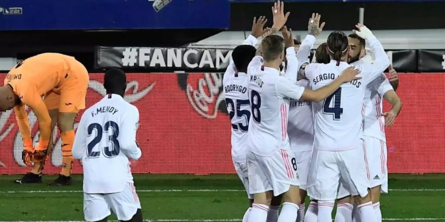 Mit dem Sieg in Eibar zieht Real Madrid an Real Sociedad vorbei auf Platz zwei. Foto: Alvaro Barrientos/AP/dpa