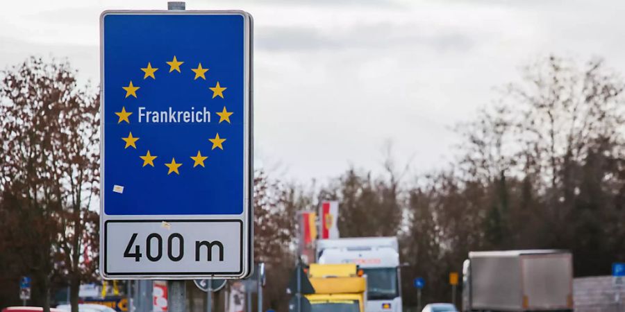 In den vergangenen Tagen fuhren viele Deutsche als Tagestouristen über die Grenze ins Elsass, um dort in den nach wie vor geöffneten Geschäften einzukaufen. Foto: Philipp von Ditfurth/dpa