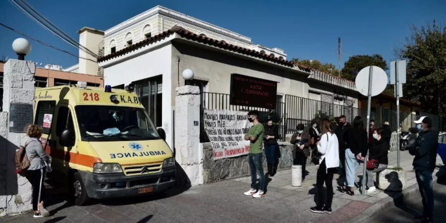 Warteschlange vor einem Krankenhaus in Thessaloniki