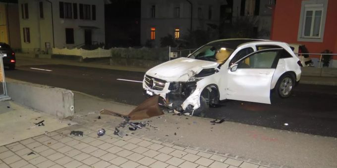 Laufen BL: Fahrzeuglenkerin verursacht Selbstunfall. Laufen BL: Fahrzeuglenkerin verursacht Selbstunfall