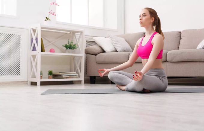 Entspannungstherapien helfen gegen Schlafwandeln. Frau macht Yoga