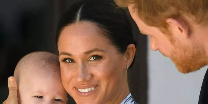 Bald zu viert: Prinz Harry (r), Herzogin Meghan und ihr kleiner Sohn Archie (l). Foto: Toby Melville/PA Wire/dpa Bald zu viert: Prinz Harry (r), Herzogin Meghan und ihr kleiner Sohn Archie (l). Foto: Toby Melville/PA Wire/dpa