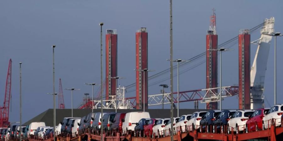 Frachtzug mit Neuwagen am Hafen von Cuxhaven