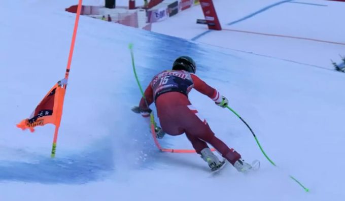 Vincent Kriechmayr verliert in der Einfahrt in die Traverse einen Stock – es geht glimpflich aus. Beat Feuz