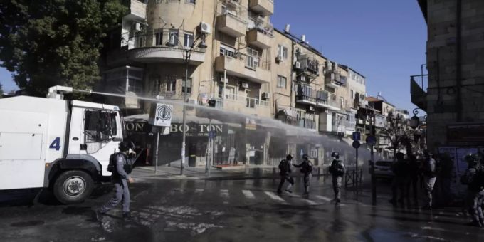 Ein Wasserwerfer kommt in einem von Ultraorthodoxen bewohnten Viertel zum Einsatz Coronavirus Israel Einsatz Ausschreitungen