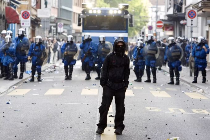 Die Initiative will auch die Verhüllung bei Demonstrationen verbieten. Verhüllungsverbot