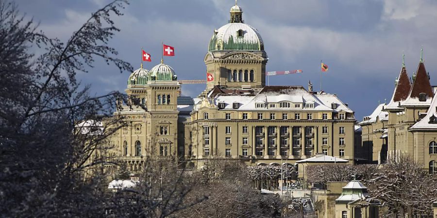 Der Zutritt zum Bundeshaus wird weiter eingeschränkt. Damit will die Verwaltungsdelegation der Bundesversammlung die Durchführung der Frühjahrssesion vom März ermöglichen. (Archivbild)