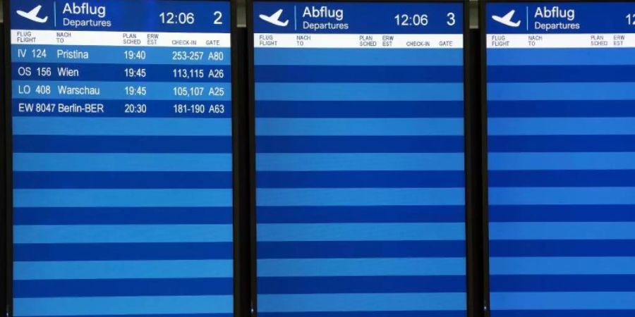Nur vier Flüge sind auf den Bildschirmen auf dem Düsseldorfer Flughafen zu sehen. Die Bundesregierung schliesst weitere Reisebeschränkungen nicht aus. Foto: Federico Gambarini/dpa