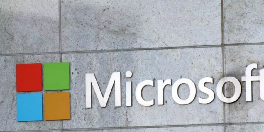 Das Microsoft-Logo ist am Firmengebäude in Bellevue zu sehen. Microsoft hat im vergangenen Quartal vor allem dank eines starken Cloud-Geschäfts deutlich die Erwartungen übertroffen. Foto: Toby Scott/SOPA Images via ZUMA Wire/dpa